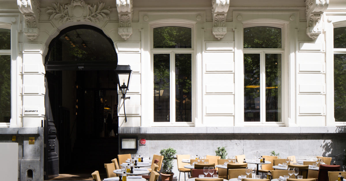 A white facade, five floors and an open door. • Graanmarkt 13