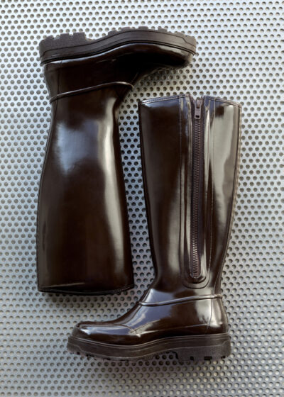 'Tijntje' in shiny coffee brown by TRETORN X KASSL Editions
