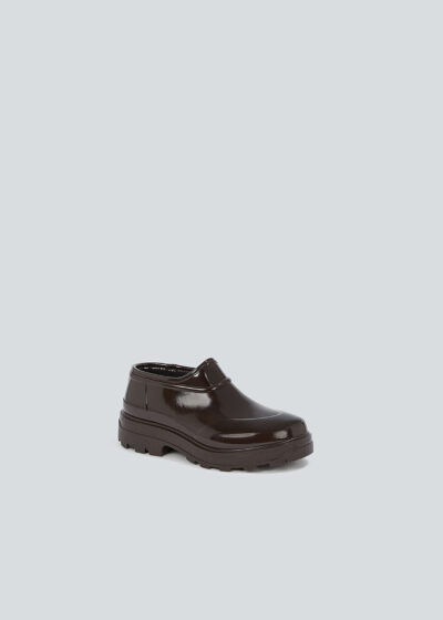 'Beth' in shiny coffee brown by TRETORN X KASSL Editions