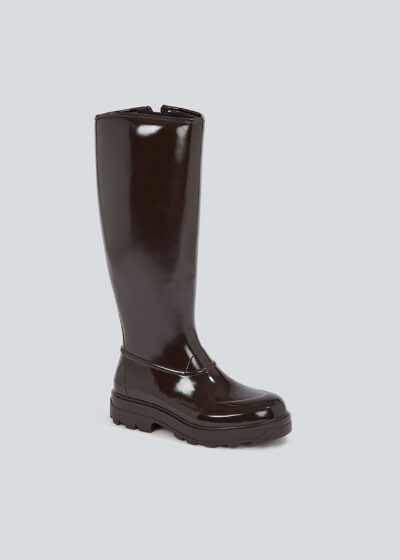 'Tijntje' in shiny coffee brown by TRETORN X KASSL Editions